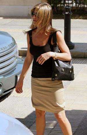 jennifer-aniston-givenchy-north-south-military-purse