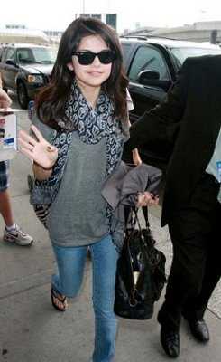 selena-gomez-wayfarer selena-gomez-wayfarer