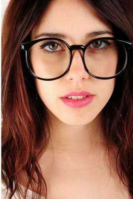 Las gafas vintage se caracterizan por tener una montura gruesa y ser de color oscuro. En cuanto a los lentes de sol, los diseños más comunes son los de