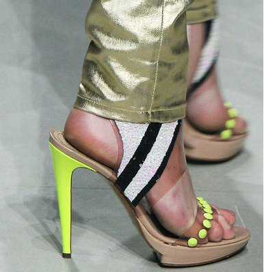 transparente zapatos y neon