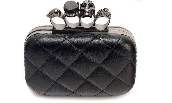 Cartera de mano con detalles de calaveras