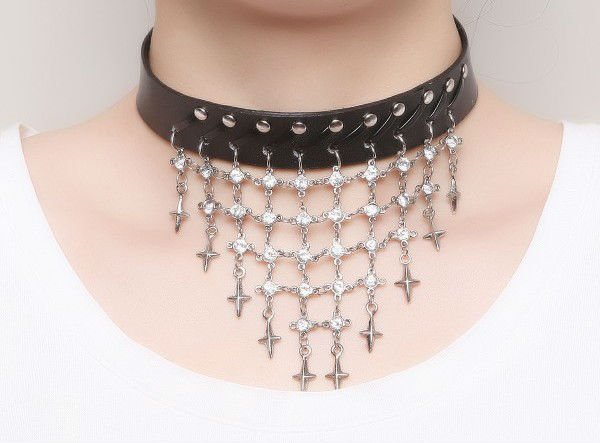Cadena de cuero con estilo gótico