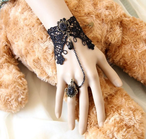 Pulsera con anillo ¡Bordados estilo gótico!