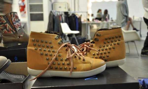 Zapatillas color camello con tachas