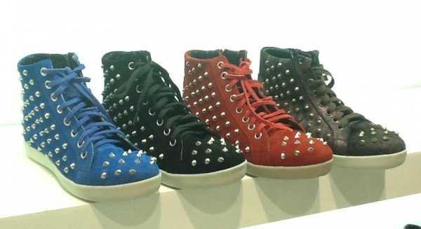 Zapatillas modernas con tachas y en colores