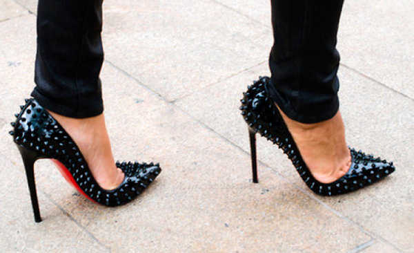 Zapatos de taco con tachas ¡Me encanta este estilo!