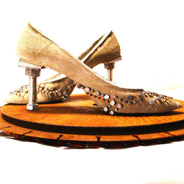 Zapatos dorados con detalles metalizados