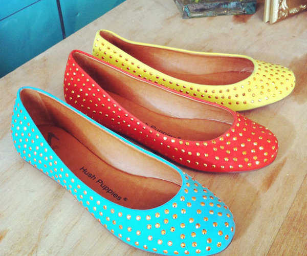 Ballerinas de los colores de moda con tachas