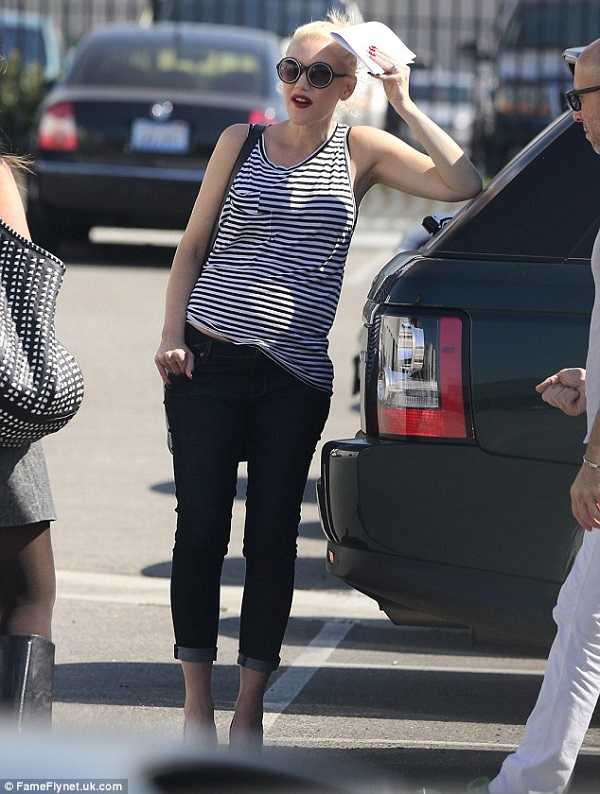 La rockera Gwen Stefani luciendo su mejor accesorio: los lentes de sol